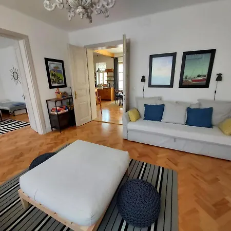 Belvarosi Kerteshaz קסזטלי