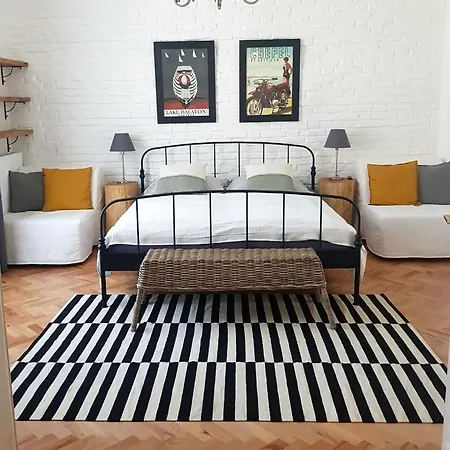 Belvarosi Kerteshaz * Keszthely