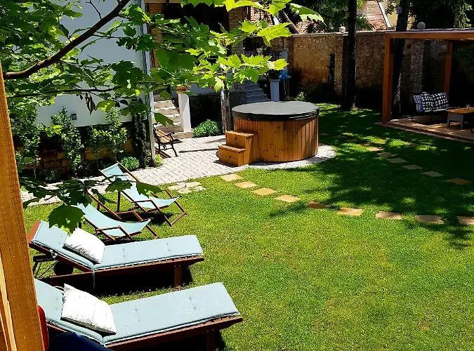 Belvarosi Kerteshaz קסזטלי